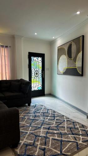Luxurious 2 Bedroom Apartment- Georgetown - image 3