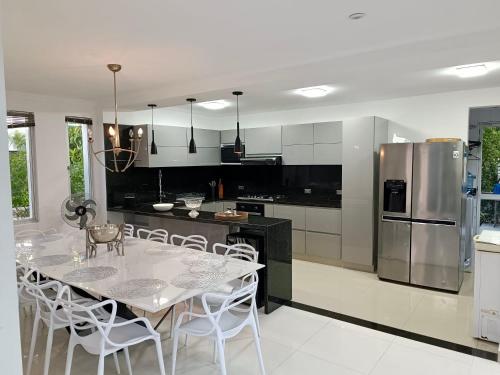 Bella y confortable casa - Condominio El Penon - 6 Hab in Girardot