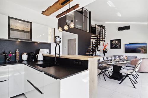 Cucina, DUPLEX VILLA LES PINS 89m2 et terrasse 30m2 in Avenue de Cannes