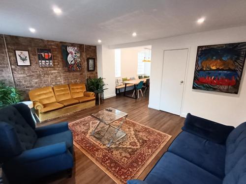 Northampton Oasis - 4 Bedroom House gîte à louer Courtyard Northampton West