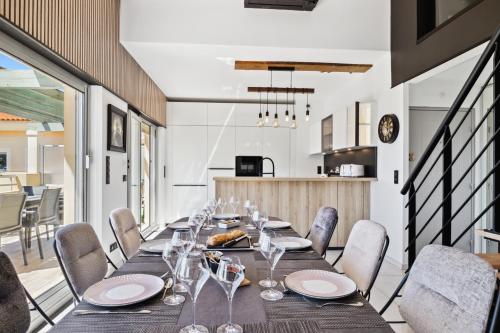 Cucina, DUPLEX VILLA LES PINS 89m2 et terrasse 30m2 in Avenue de Cannes