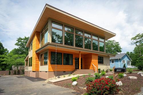 Skyview Oasis Modern Build 1 Mile from Downtown Black Mtn! in Black Mountain, USA
