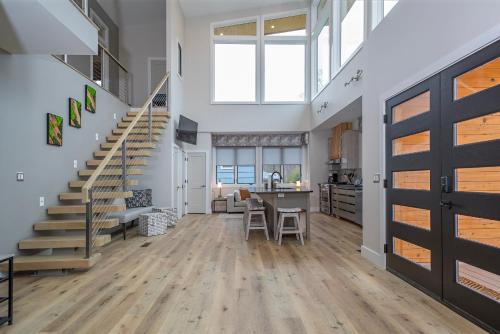 Skyview Oasis Modern Build 1 Mile from Downtown Black Mtn! in Black Mountain, USA