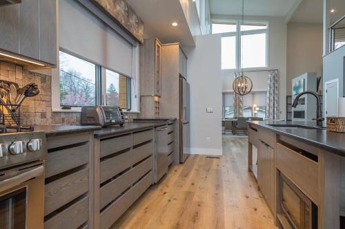 Skyview Oasis Modern Build 1 Mile from Downtown Black Mtn! in Black Mountain, USA