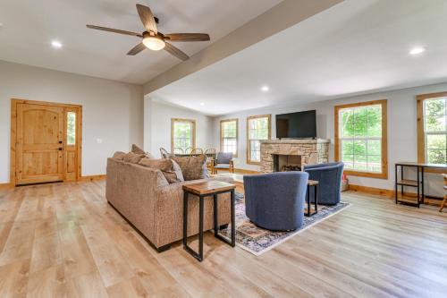 Pet-Friendly Waynesville Cabin with Deck and Mtn Views