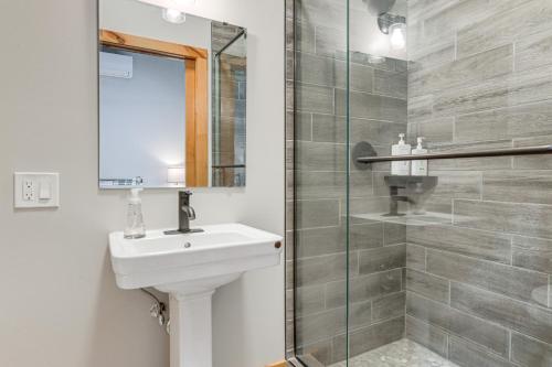 Pet-Friendly Waynesville Cabin with Deck and Mtn Views