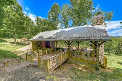 Pet-Friendly Waynesville Cabin with Deck and Mtn Views
