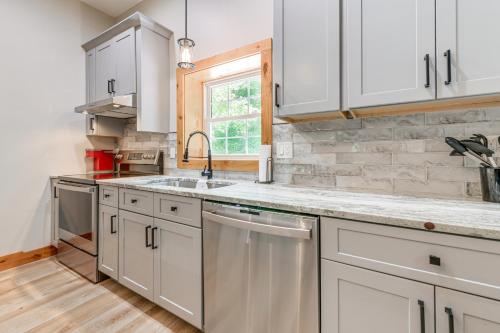 Pet-Friendly Waynesville Cabin with Deck and Mtn Views in Waynesville, USA