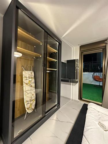 Stylish Luxe Apartment F-R 0003 - image 4