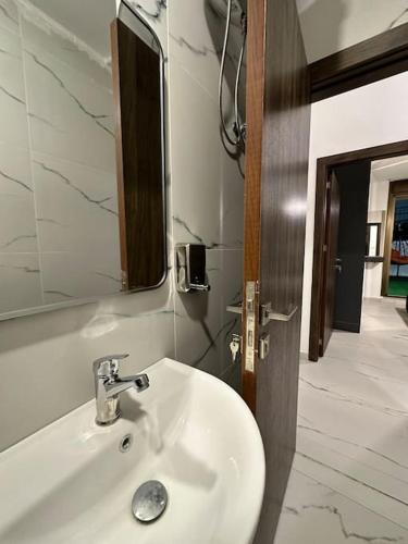 Stylish Luxe Apartment F-R 0003 - image 2