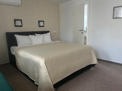Halvat Guesthouse - image 14