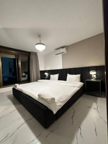 Stylish Luxe Apartment F-R 0006 - image 2