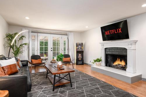 CLOSE to Disney Chic Entertainer with Arcade in Fullerton, USA