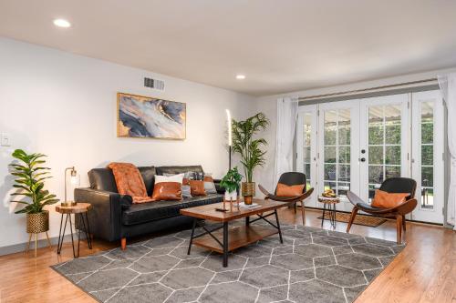 CLOSE to Disney Chic Entertainer with Arcade in Fullerton, USA