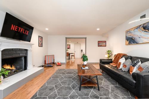 CLOSE to Disney Chic Entertainer with Arcade in Fullerton, USA