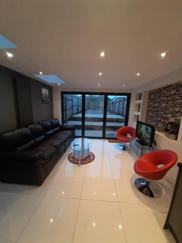 Entire Contemporary & spacious home & free street parking
