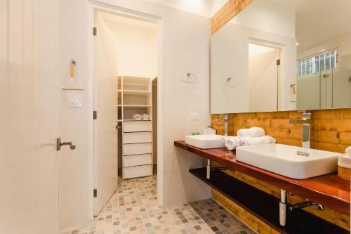 One-Bedroom Apartment with Balcony and City View image 4
