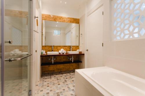 One-Bedroom Apartment with Balcony and City View image 2