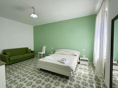 1 queen bed, 1 sofa bed