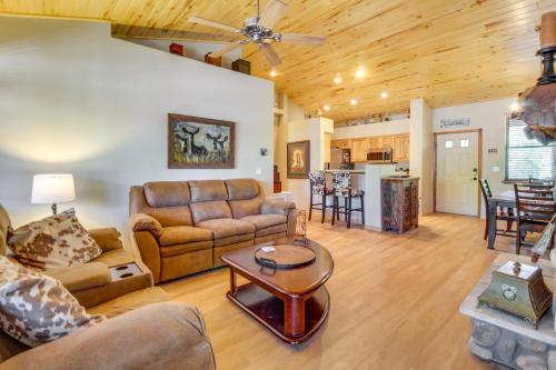 Custom Show Low Cabin with Deck at Torreon Golf Club! - image 6