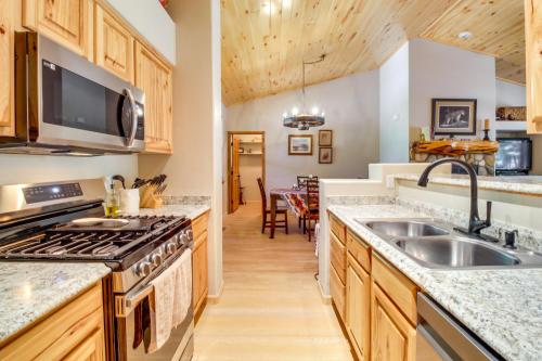 Custom Show Low Cabin with Deck at Torreon Golf Club! - image 10