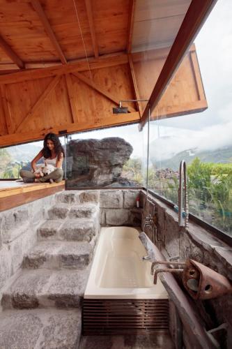 Fürdőszoba, Volcán Tungurahua y arquitectura - Energía Renovable (Volcan Tungurahua y arquitectura - Energia Renovable) in Banos de Agua Santa