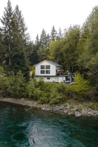 . Riverside Retreat on Skagit River