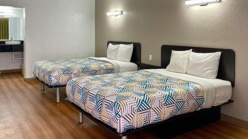 Queen Room with Two Queen Beds - Smoking