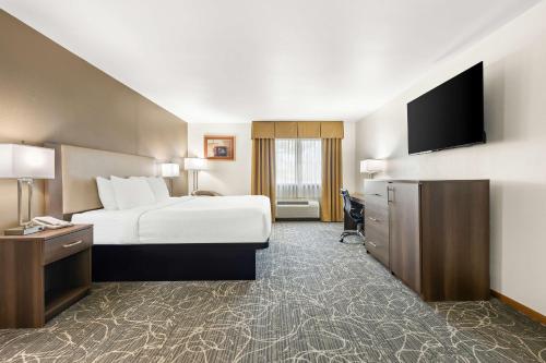 Best Western West Towne Suites - image 9