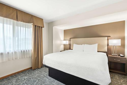 Best Western West Towne Suites Room Type - One-Bedroom King Suite with Sofa Bed - Non-Smoking