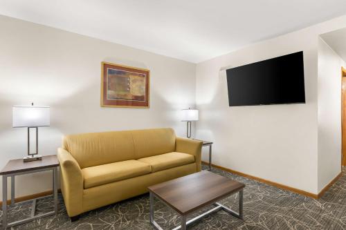 Best Western West Towne Suites - image 13