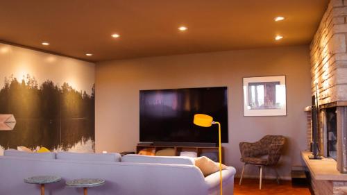 Mid-Century Lakefront Haven Near Wayzata - image 5