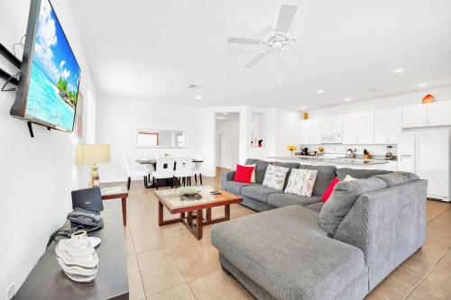 Upstay Bungalow w BBQ, Private Pool - By Disney in Davenport, USA