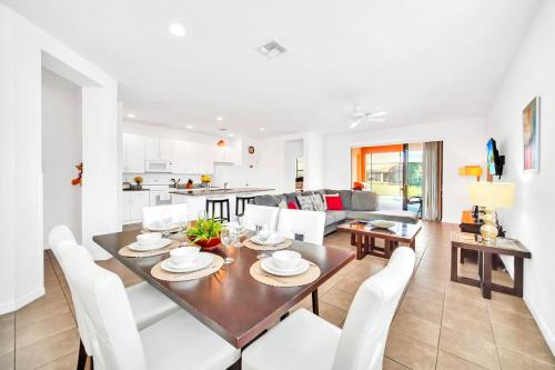 Upstay Bungalow w BBQ, Private Pool - By Disney in Davenport, USA