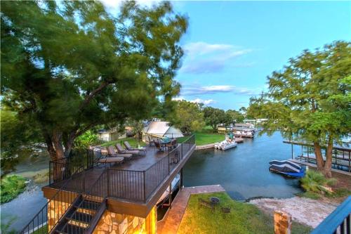 LBJ Lake Home - Private Cove - Lake Toys - Boat Slip in Granite Shoals, USA