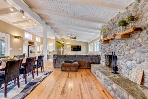 LBJ Lake Home - Private Cove - Lake Toys - Boat Slip in Granite Shoals, USA