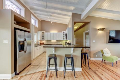 LBJ Lake Home - Private Cove - Lake Toys - Boat Slip in Granite Shoals, USA