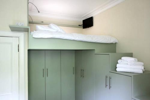 Chic & bright flat near Holyrood Park, Edinburgh (photo 5)