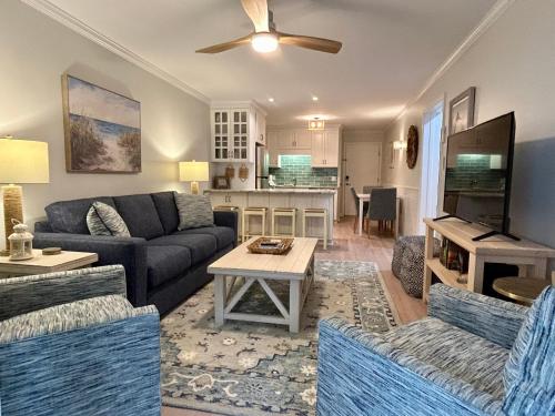 Updated Kitchens Baths King Bed, 2 Doubles & Twin Bikes & Beach Gear included