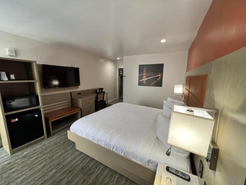 Standard King Room image 3