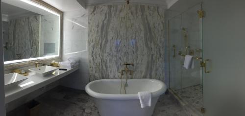 566714798 Claremont Resort & Club