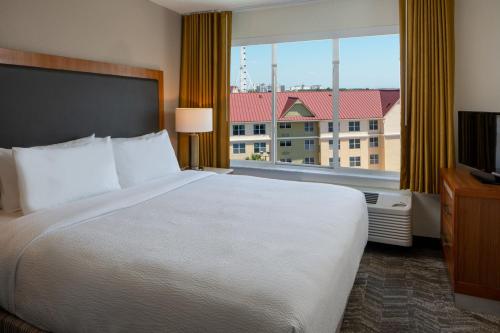 King Suite with Sofa Bed - Hearing Accessible