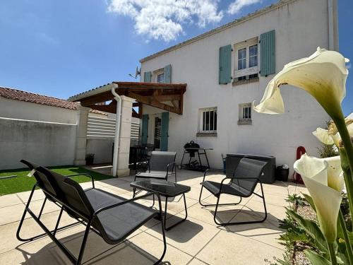 Maison décorée, 3 chambres, terrasse ensoleillée, parking, proche centre et commerces, ménage inclus - FR-1-246A-308