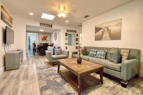 5Bed 4Bath with Huge Patio and Pool close to the Beach in Dania Beach, USA