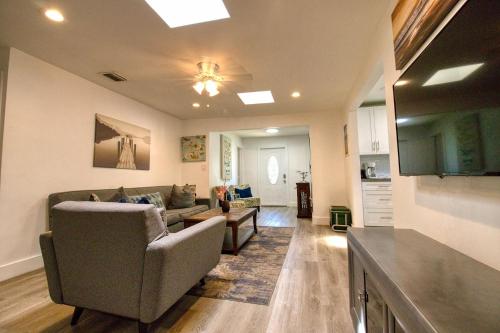 5Bed 4Bath with Huge Patio and Pool close to the Beach in Dania Beach, USA