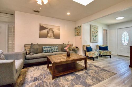 5Bed 4Bath with Huge Patio and Pool close to the Beach in Dania Beach, USA