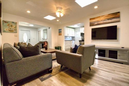 5Bed 4Bath with Huge Patio and Pool close to the Beach in Dania Beach, USA