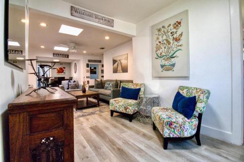 5Bed 4Bath with Huge Patio and Pool close to the Beach in Dania Beach, USA