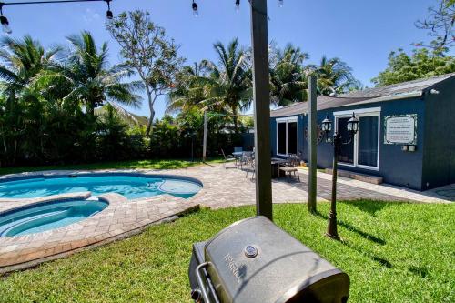5Bed 4Bath with Huge Patio and Pool close to the Beach in Dania Beach, USA