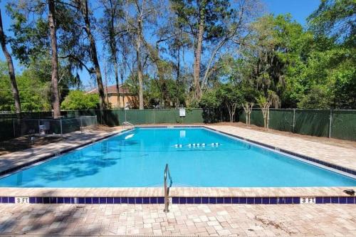 Family Friendly Townhouse with Reading Nook and Bike in Gainesville, USA